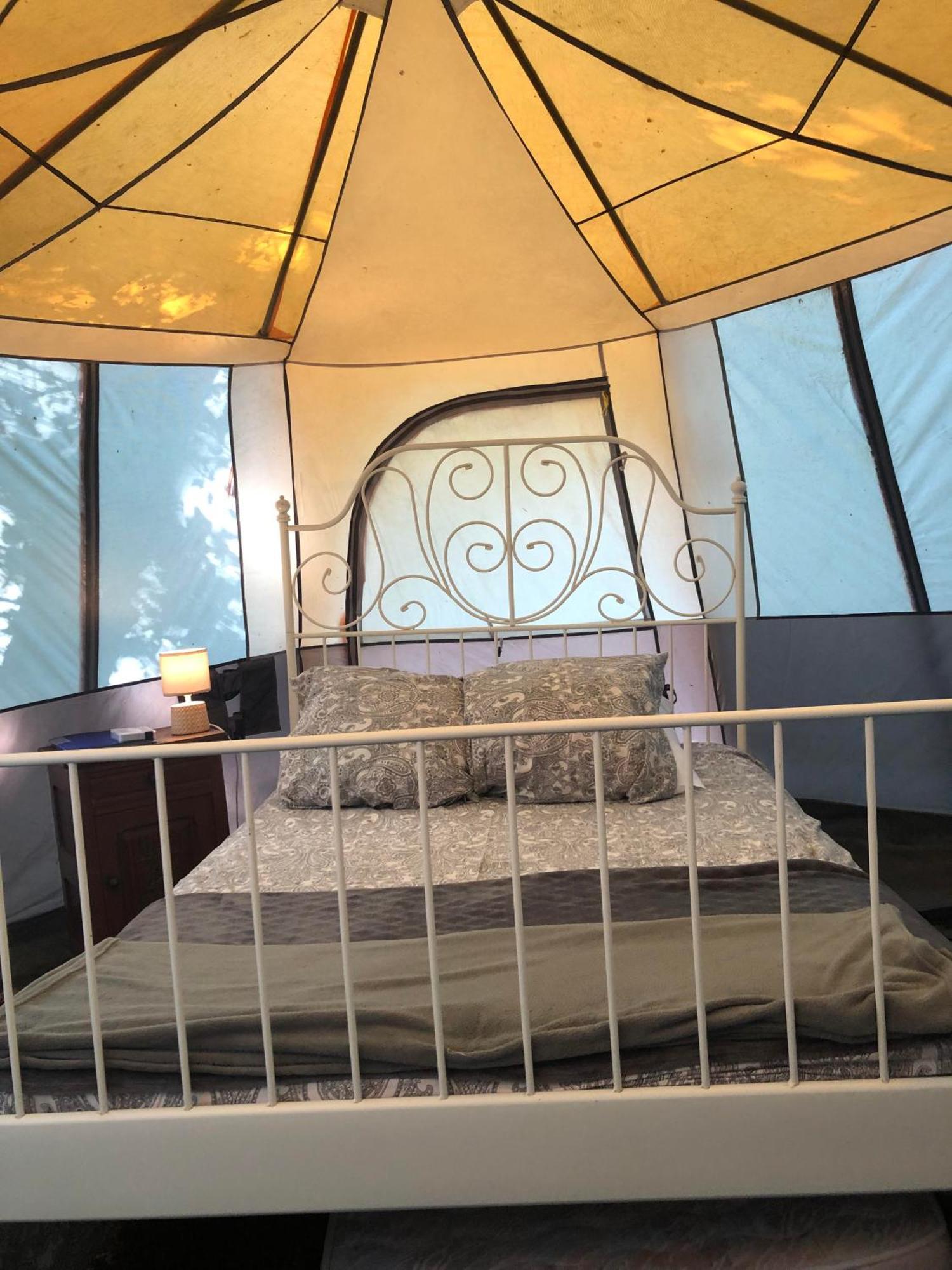 Camping Au Lac Du Drennec Glamping Tent Commana Екстер'єр фото